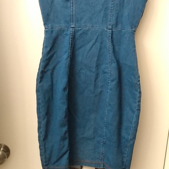 Women's knee length denim dress size medium, runs like a size 4. Zip up - Picture 8 of 10